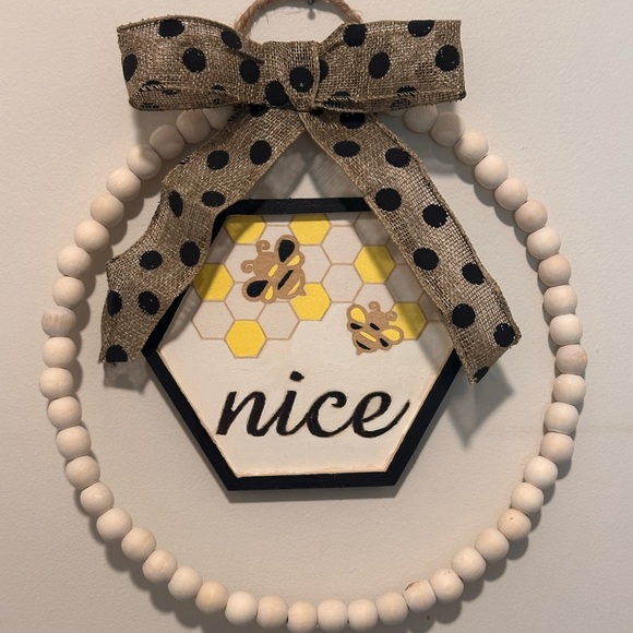 Hand made wooden beaded 10 inch circle bumble bee fashion wall decor wreath - Picture 1 of 5